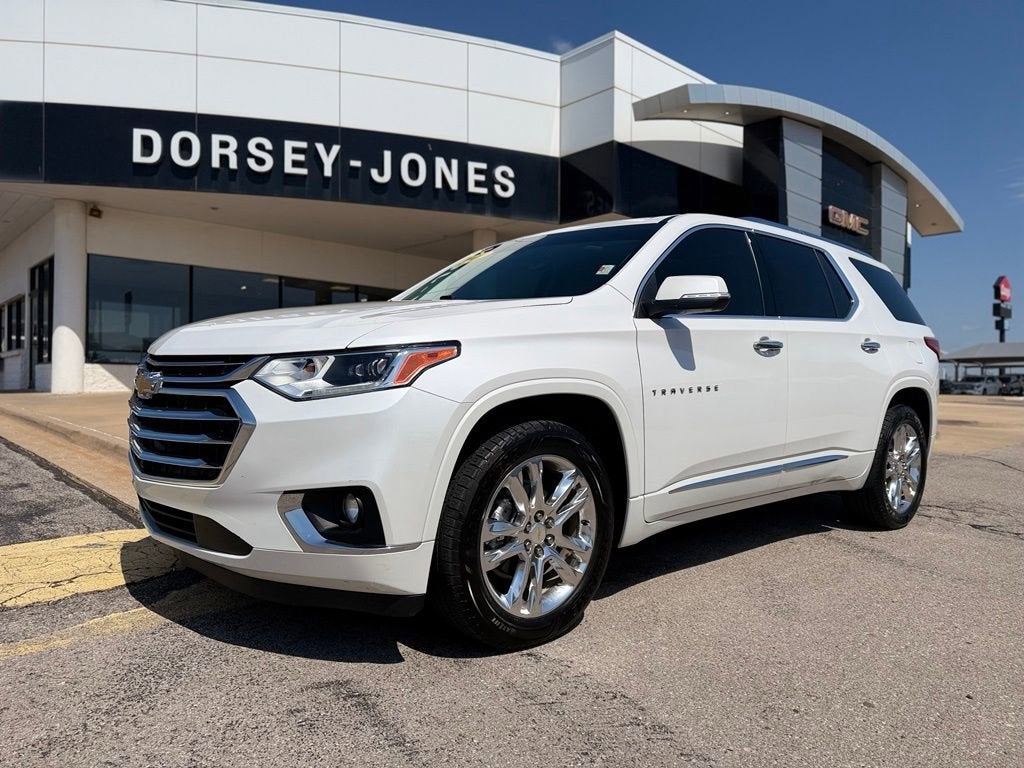 2021 Chevrolet Traverse High Country in Iridescent Pearl Tricoat — front three-quarter view